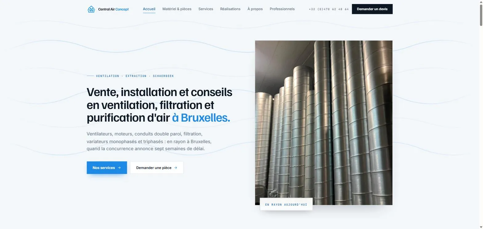 Page d’accueil de Central Air Concept : conduits de ventilation en acier galvanisé empilés dans l’atelier, avec le titre « Vente, installation et conseils en ventilation, filtration et purification d’air à Bruxelles ».