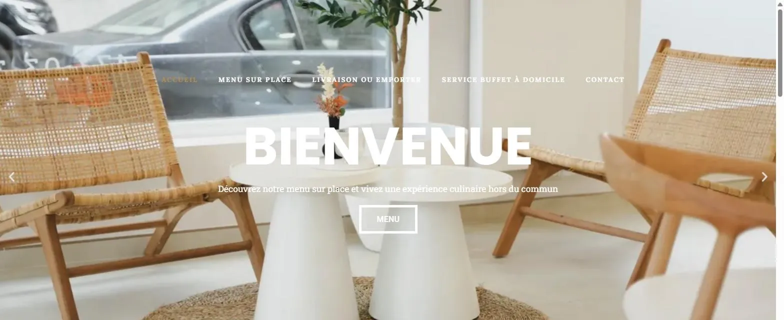 Page d’accueil du site SALT : la salle du restaurant en lumière naturelle, fauteuils en rotin et tables blanches, avec le mot « Bienvenue » en grand.